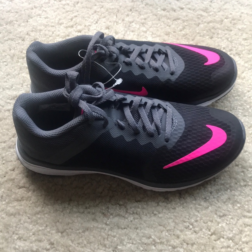 BRAND NEW WOMENS NIKE SHOES